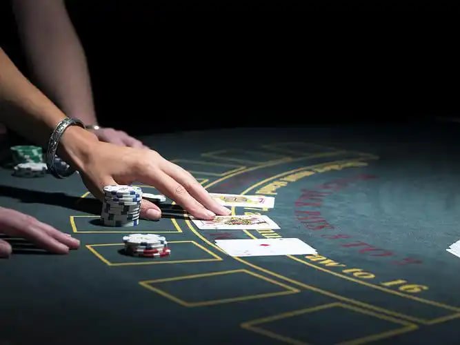 Antarmuka permainan slot online di rajazeus dengan fitur lengkap dan interaktif